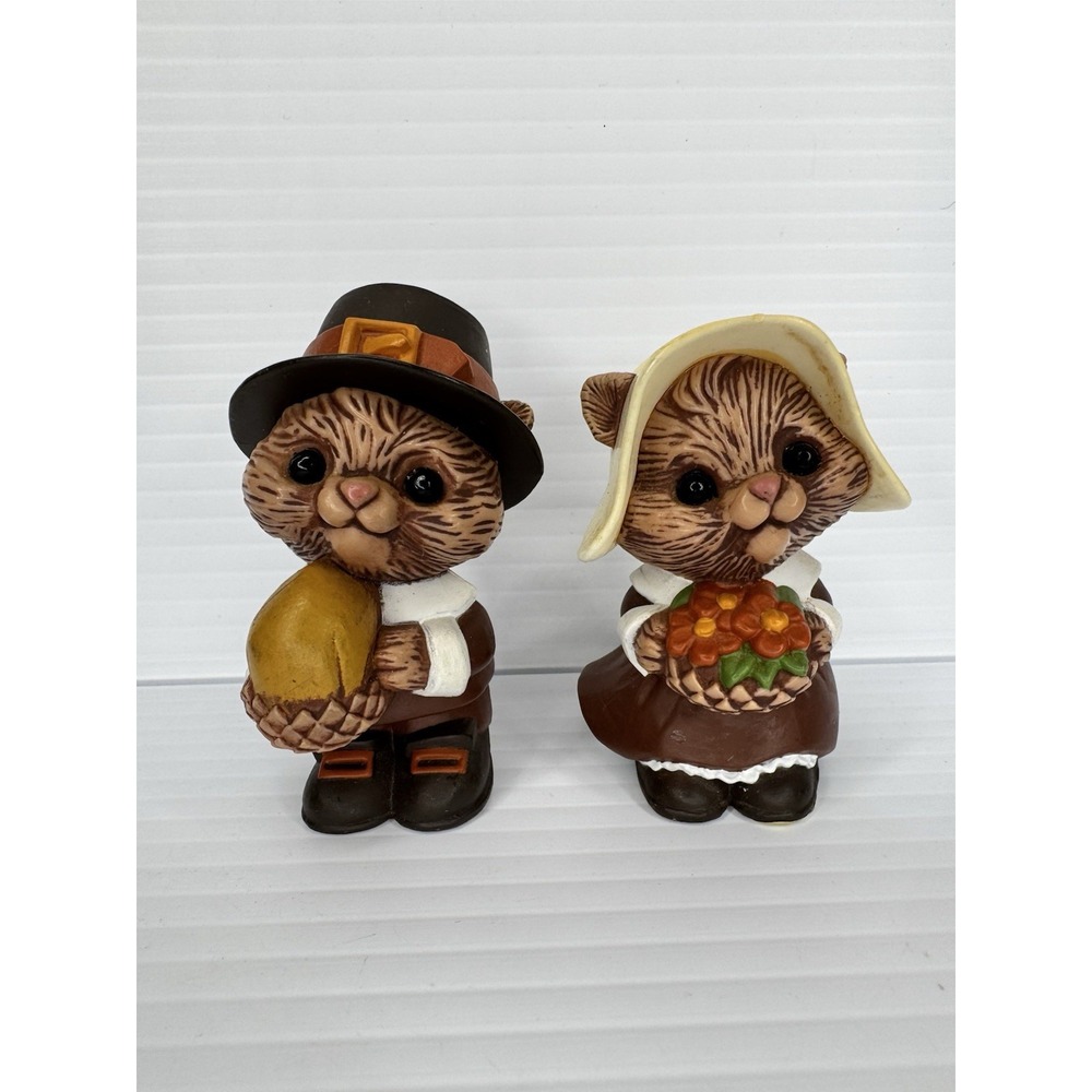 VINTAGE HALLMARK THANKSGIVING CHIPMUNK SALT & PEPPER SHAKERS MADE IN HONG KONG
